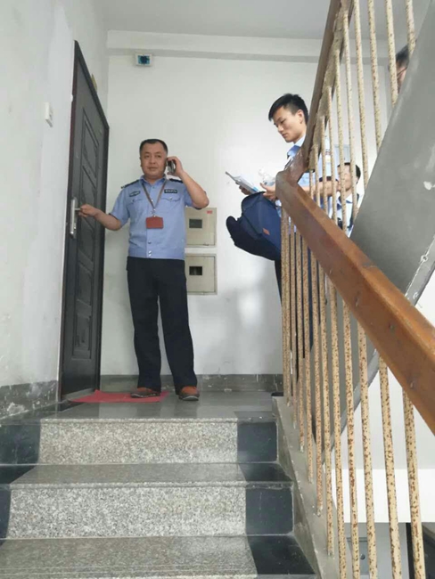 图1.执行干警抵达执行地点.jpg 图1.执行干警抵达执行地点.jpg