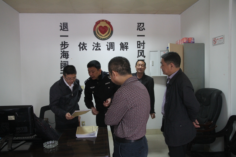 图2.实地考察道路交通事故审判庭.jpg 图2.实地考察道路交通事故审判庭.jpg