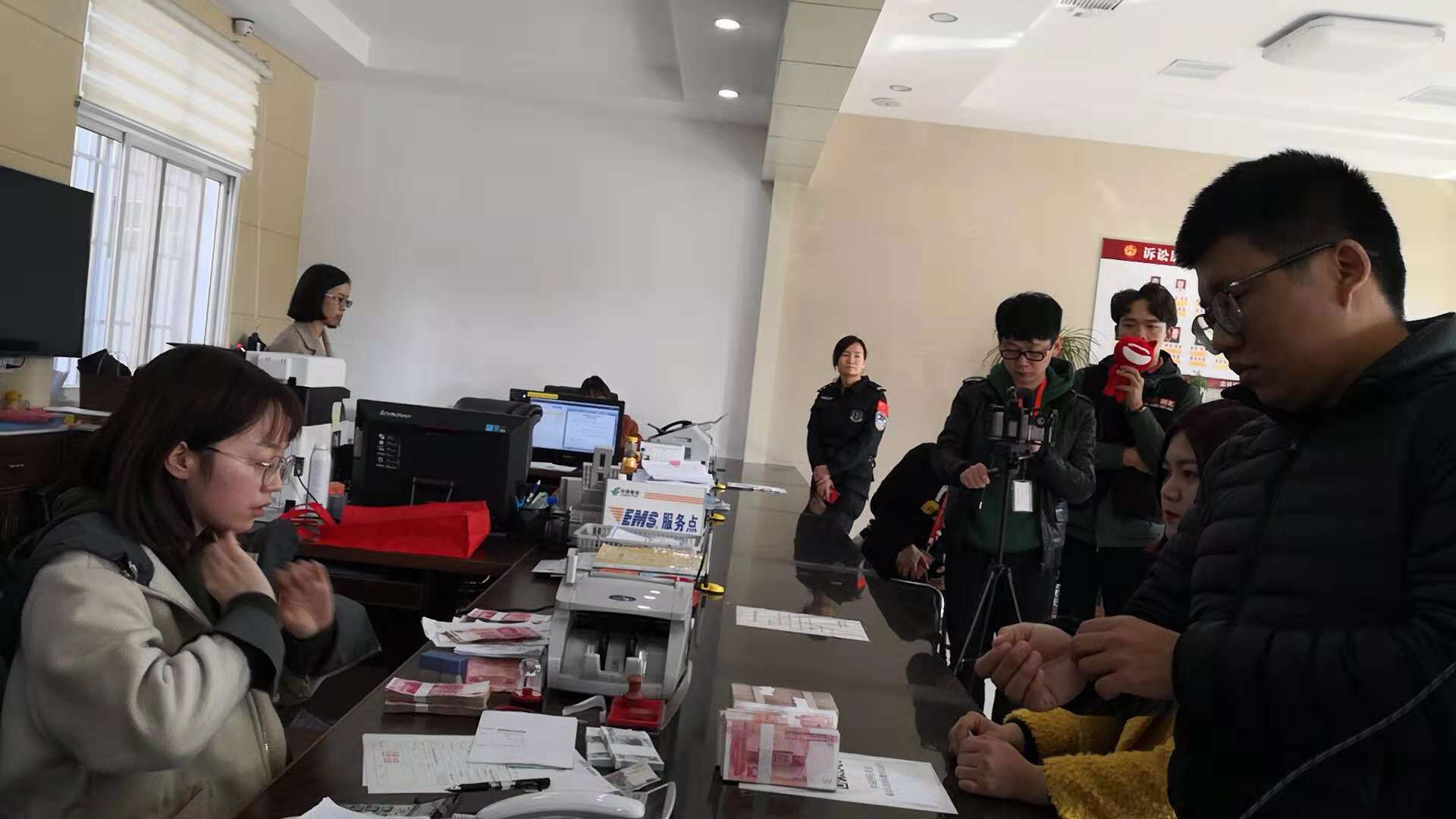 图3.利用午休时间集中发放执行款.jpg 图3.利用午休时间集中发放执行款.jpg