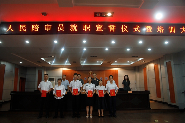 图2.颁发任命书.jpg 图2.颁发任命书.jpg